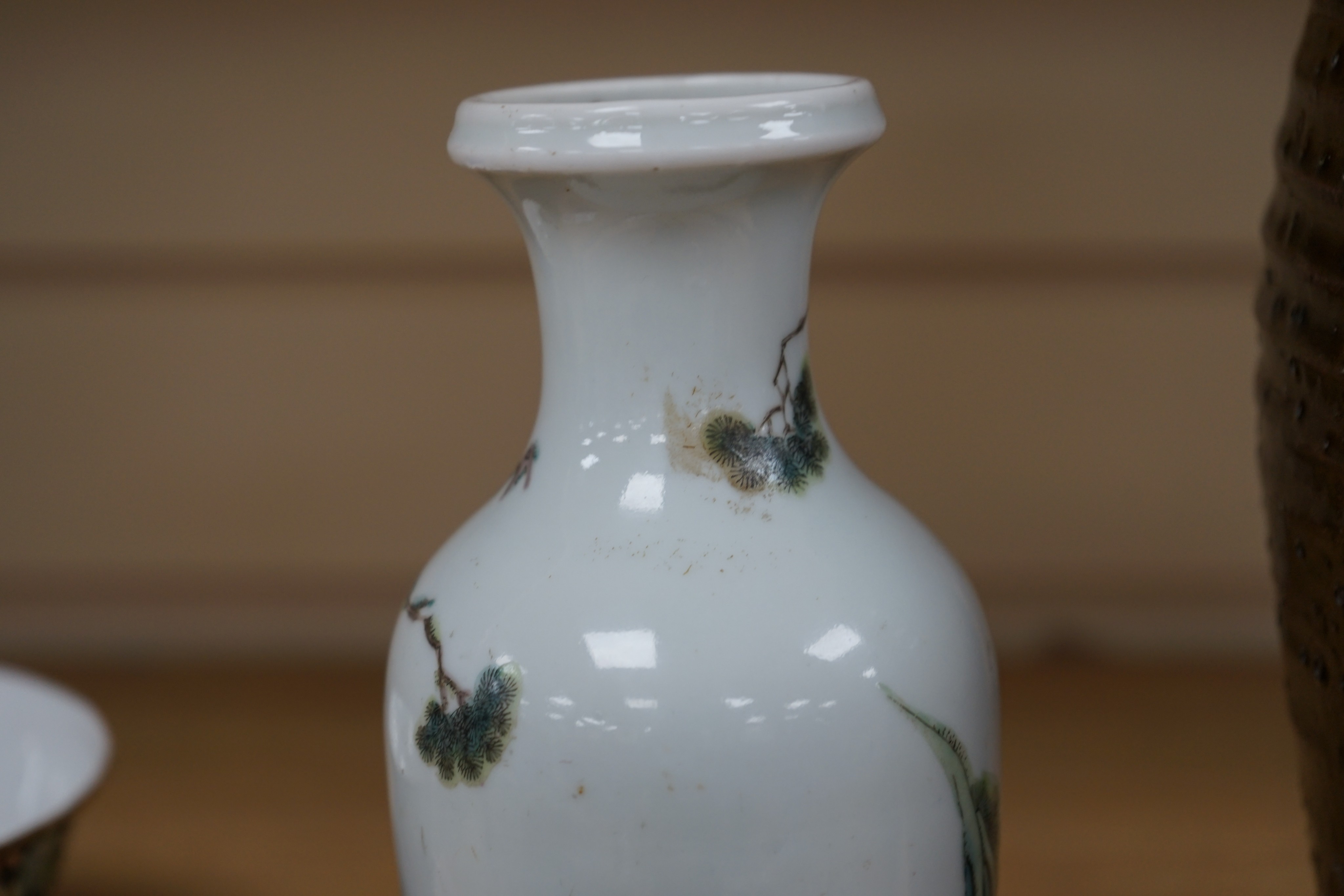A Chinese famille rose vase, late Qing/ Republic, 20cm
